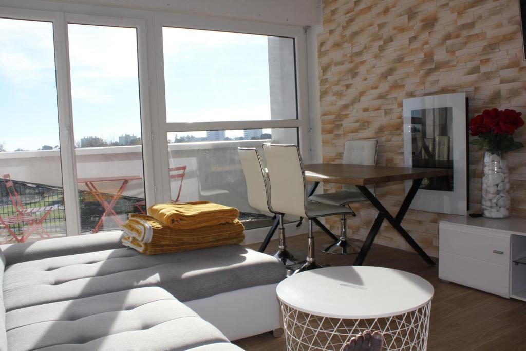 a living room with a couch and a table at Appart T3 kodjo in Pessac