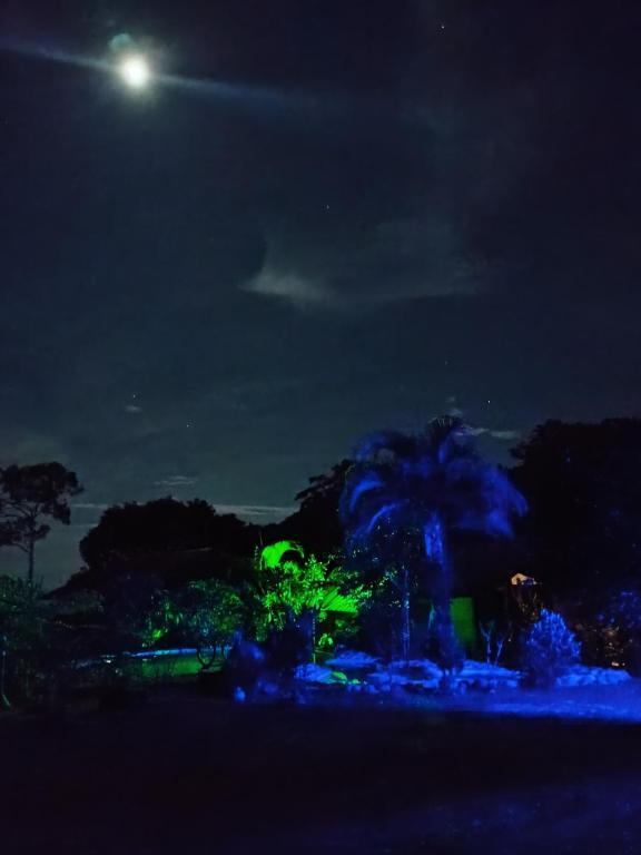eine nächtliche Aussicht auf einen Park mit Mond in der Unterkunft PosadaManduka Eco-Hostel in Villavicencio