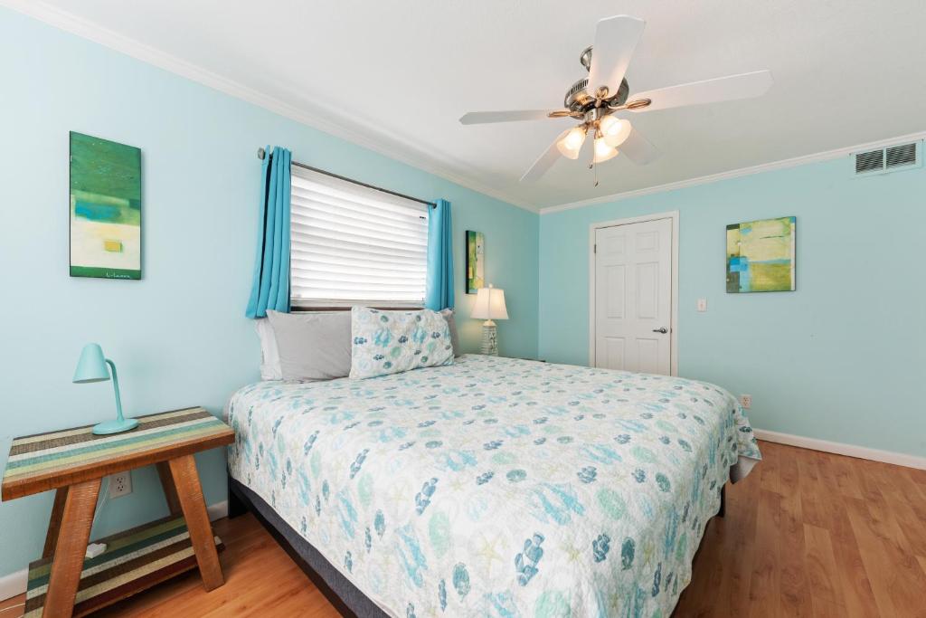 een slaapkamer met een bed en een plafondventilator bij Beach Villa 2 Bedroom in Clearwater Beach