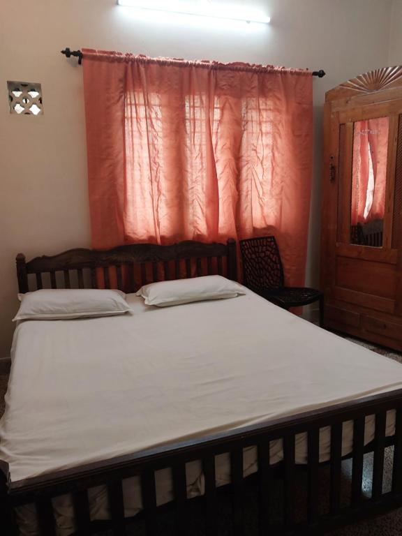 Postel nebo postele na pokoji v ubytování Taj Mahal Hotel
