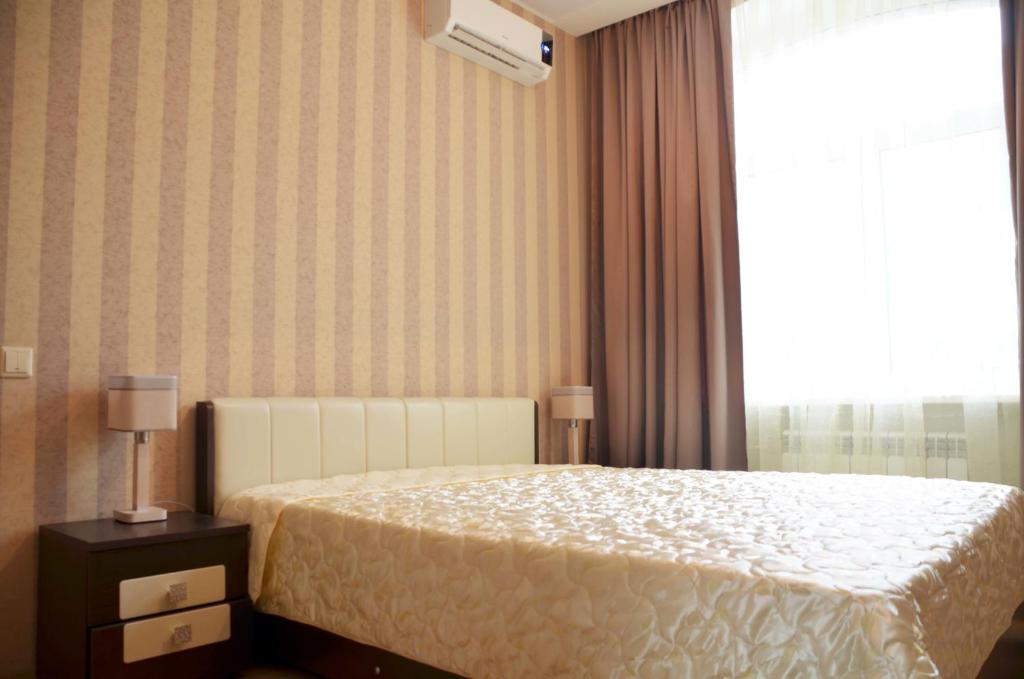 モスクワにあるCosy-3 Apartments na Kievskayaのベッドルーム1室(ベッド1台、大きな窓付)