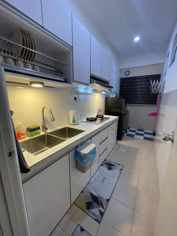 Kuchyň nebo kuchyňský kout v ubytování HM HOMESTAY TAWAU