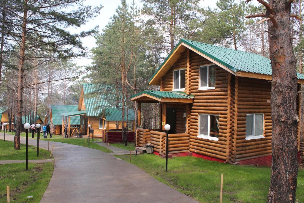 una cabaña de madera en medio de un parque en Baza Otdykha Ivolga, en Ulyanovsk