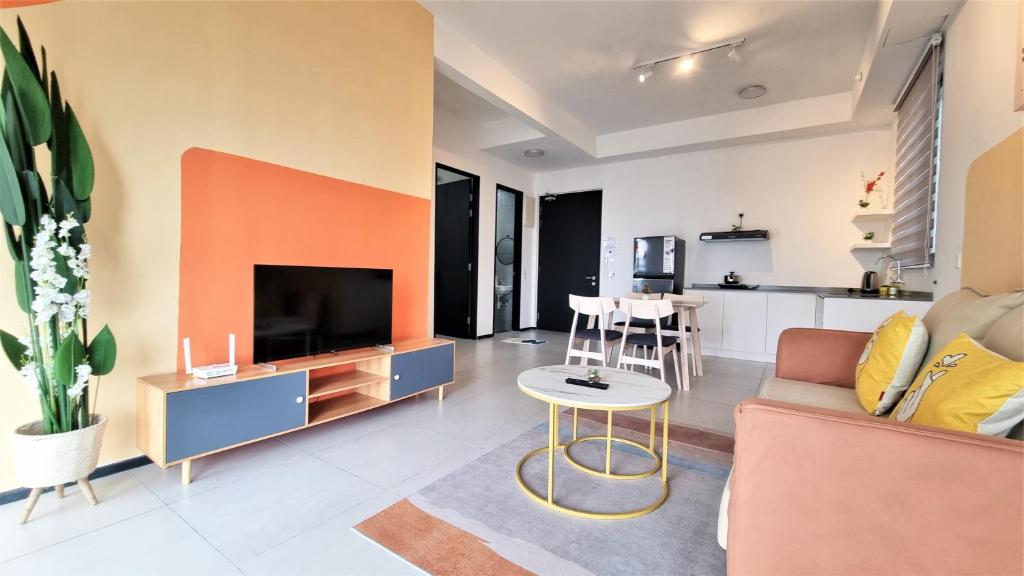 TV a/nebo společenská místnost v ubytování Cozy Minimalist Suite at Urban Suites Georgetown by SuperStay