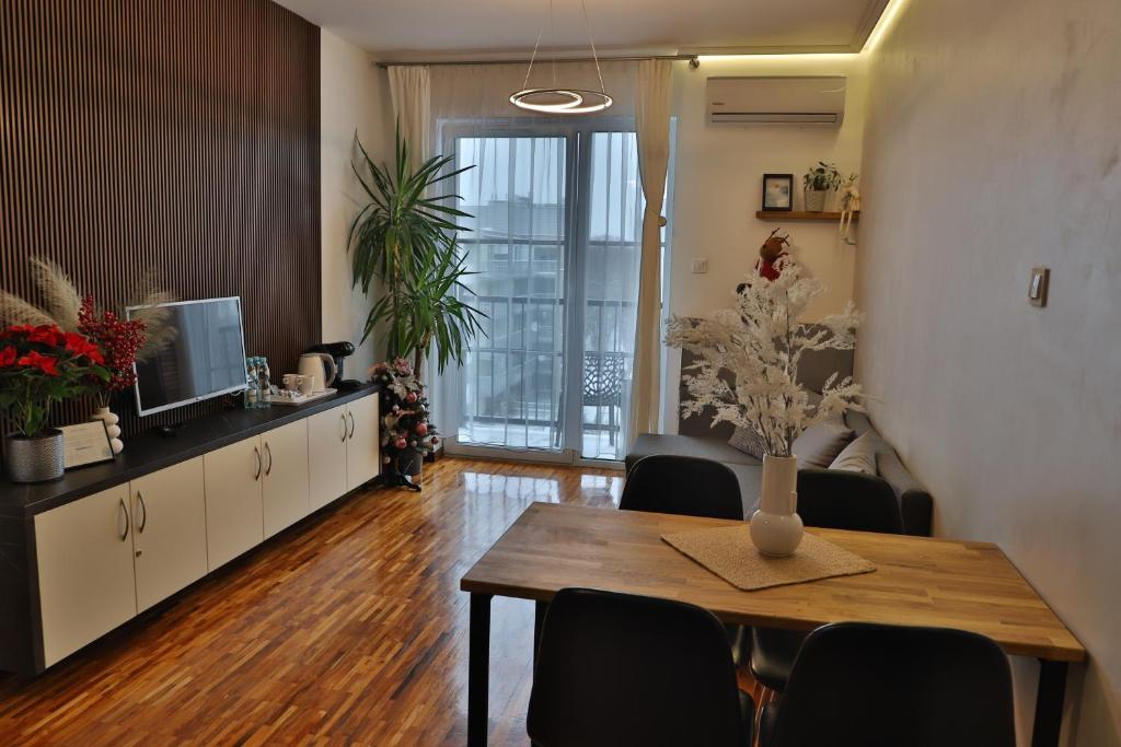 salon ze stołem jadalnym i krzesłami w obiekcie Praga Premium Comfort bezpłatny parking w Warszawie