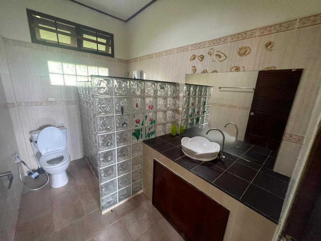 een badkamer met een toilet en een wastafel bij Bungalow vue mer in Nathon Bay