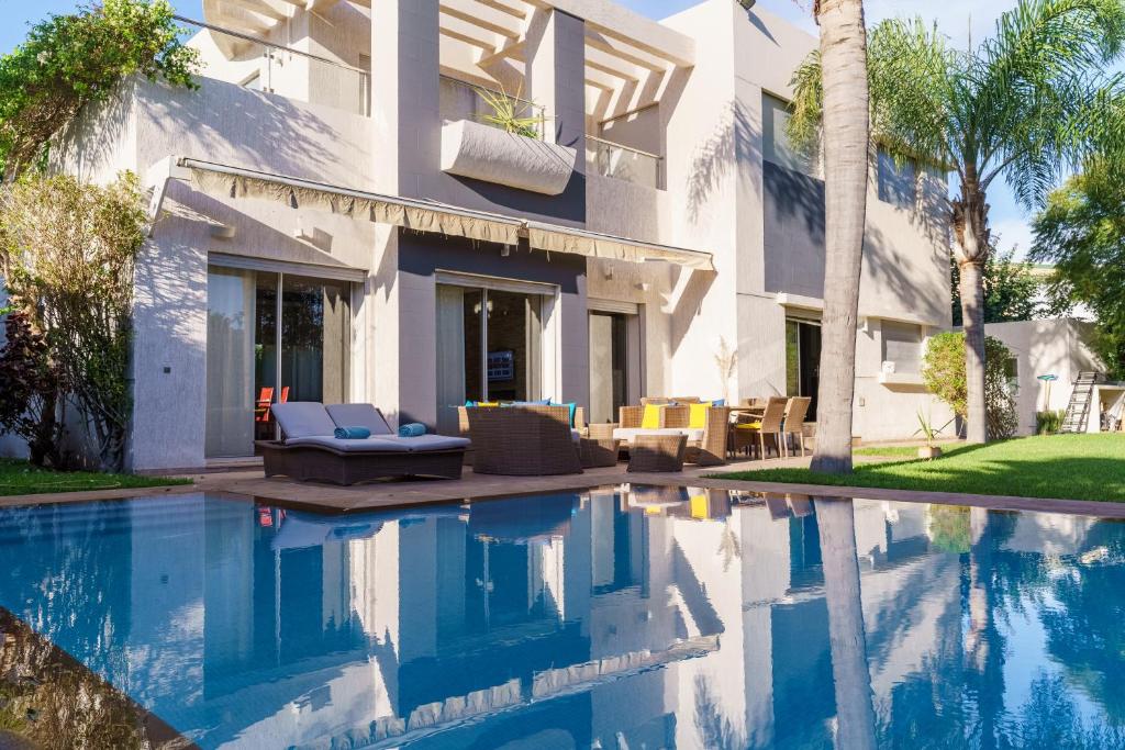 สระว่ายน้ำที่อยู่ใกล้ ๆ หรือใน Luxury villa Bouskoura Pearl