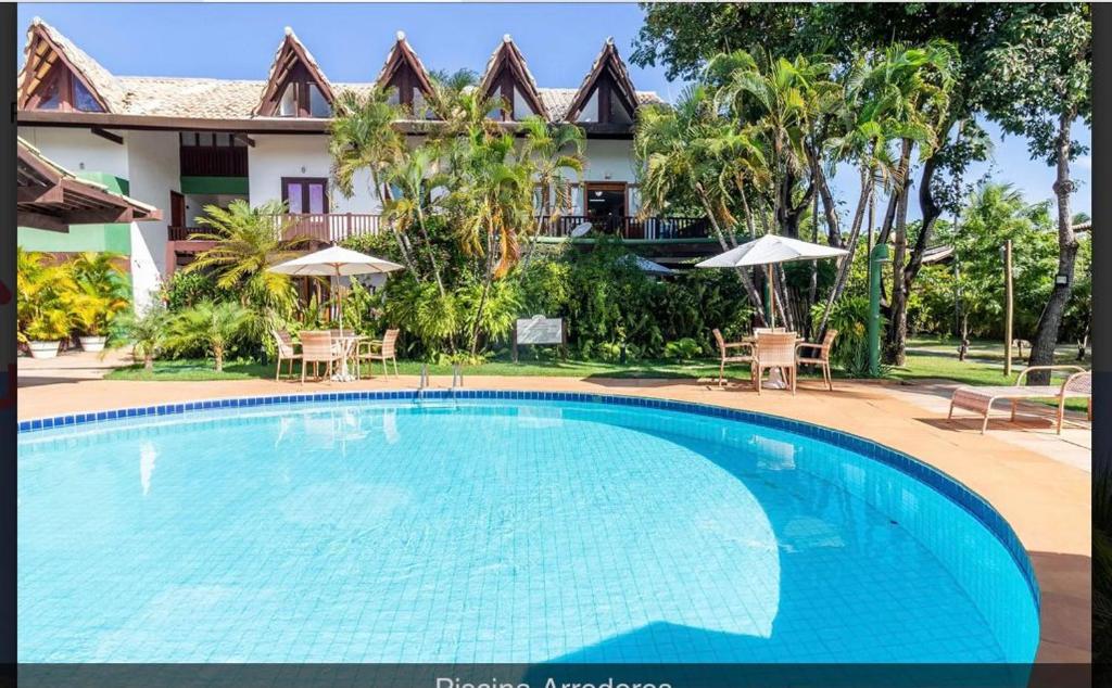 een groot zwembad voor een huis bij Duplex em Praia do Forte a 50m da vila in Mata de Sao Joao