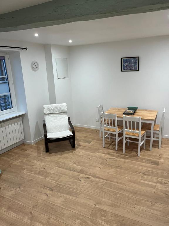 Fotografie z fotogalerie ubytování T3 en duplex logement entier v destinaci Charlieu