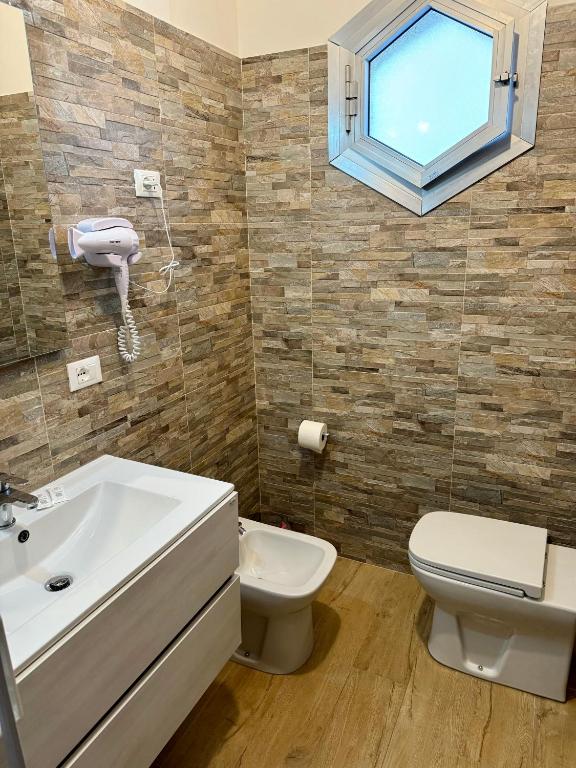 A bathroom at Hotel Delle Rose