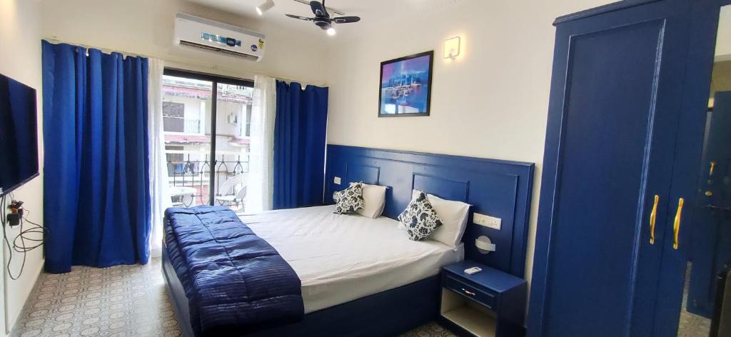 Tempat tidur dalam kamar di Santorini - peaceful studio apartment, Candolim, Goa
