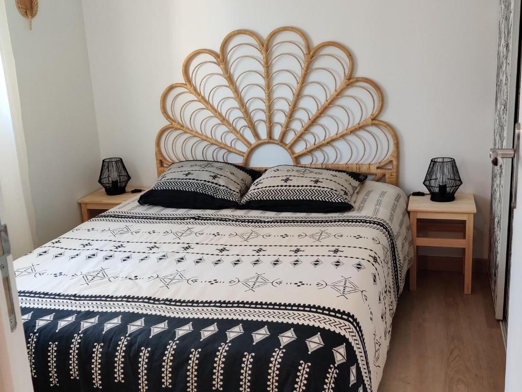 1 dormitorio con 1 cama con cabecero grande en L'appentis en Bligny-lès-Beaune
