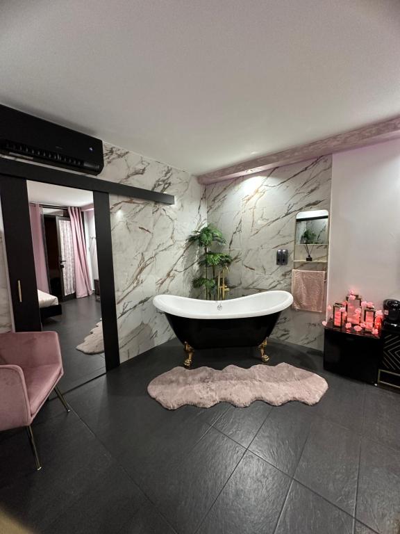 a bathroom with a bath tub in a room at Habitación LUXURY LOVE in Sant Carles de la Ràpita