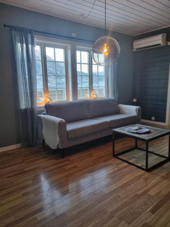 a living room with a couch and a table at Stor leilighet med 4 senger sentralt i Førde in Førde