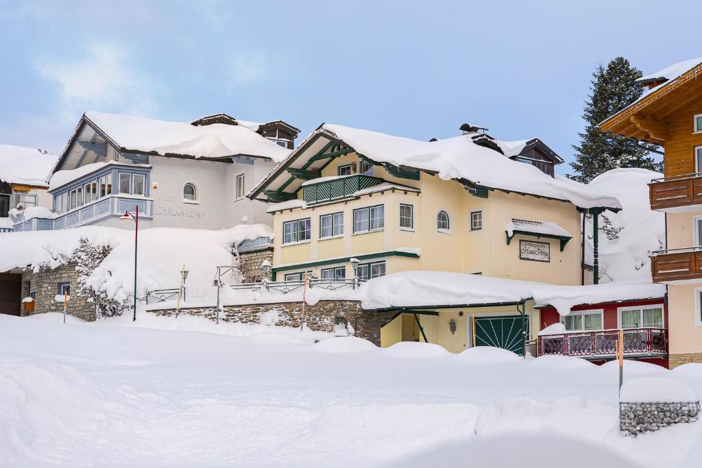 eine Gruppe von schneebedeckten Häusern in der Unterkunft Haus Helga Obertauern in Obertauern