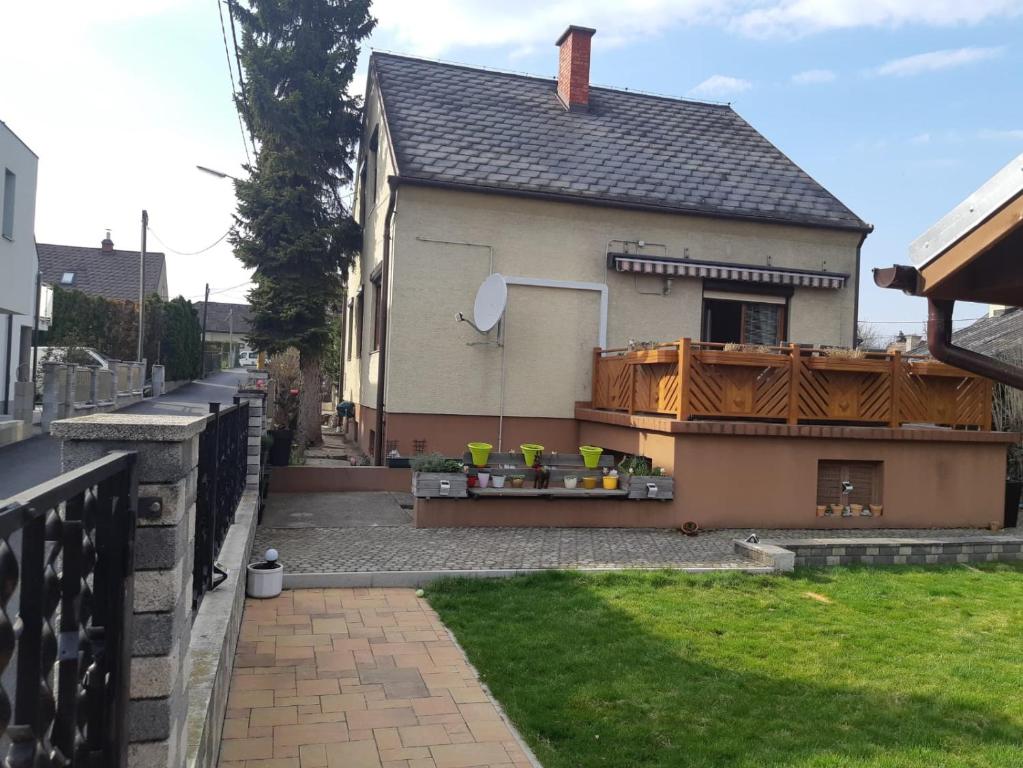 uma casa com um alpendre e uma varanda em Holz Haus nähe Wien em Traiskirchen