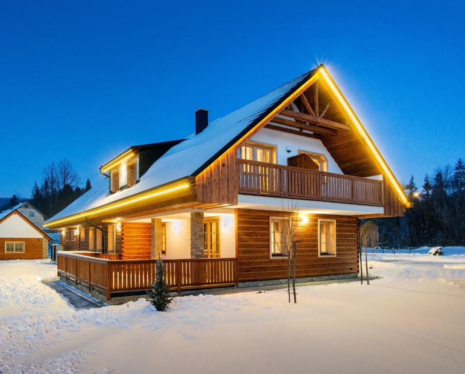 ツベレツにあるApartmány Roháčeの雪の中の丸太小屋