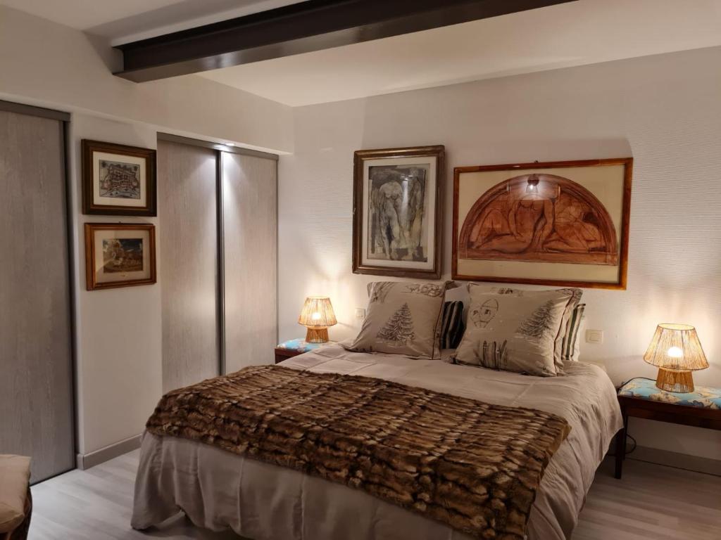奧貝奈的住宿－ZELLA HAUS，一间卧室配有一张大床和两盏灯