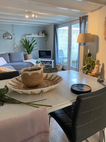 uma sala de estar com uma mesa com um cesto em Dromen aan het strand em Egmond aan Zee
