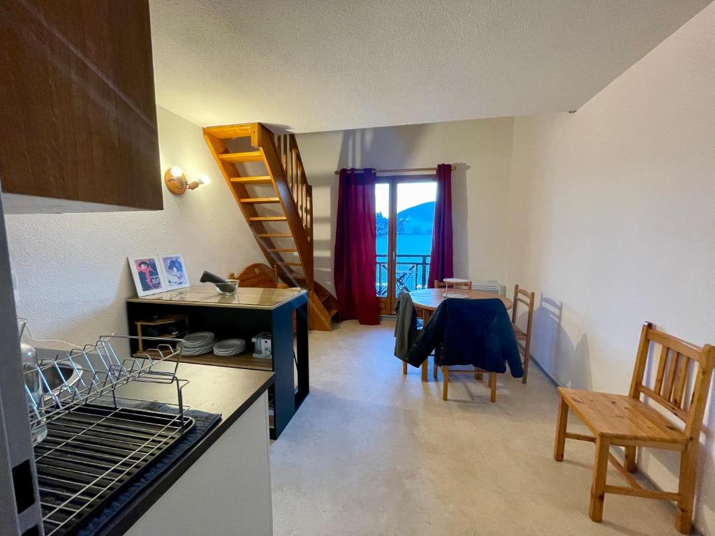 a kitchen with a table and a dining room at Appartement duplex T2 2 à 5 pers in Villard-de-Lans