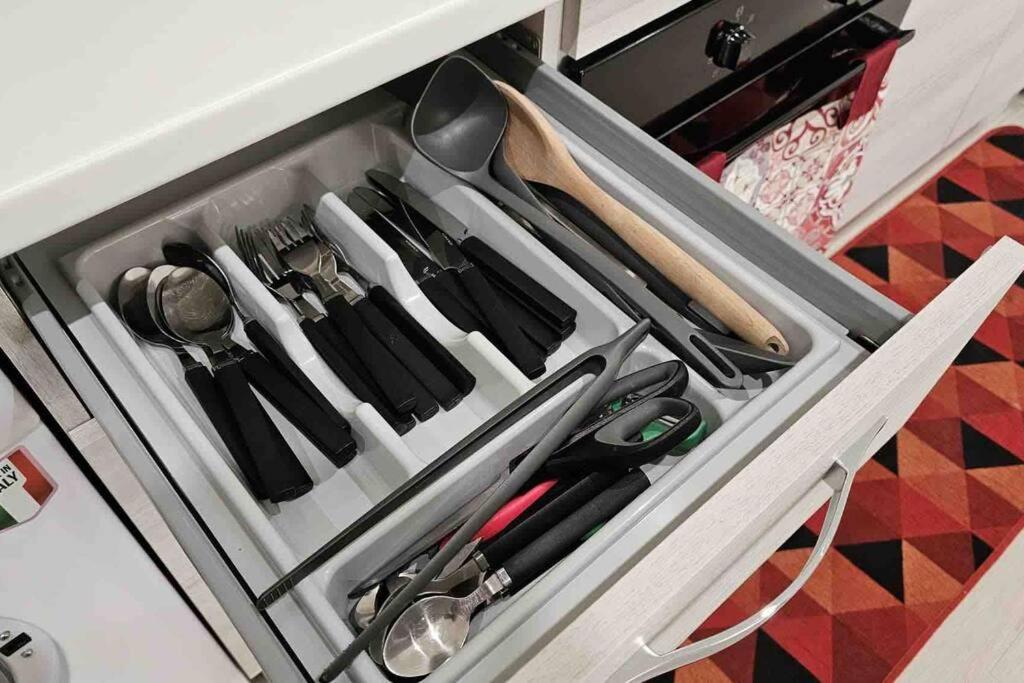 un cassetto pieno di utensili in cucina di Scala Paradiso ~ B&B Molfetta a Molfetta