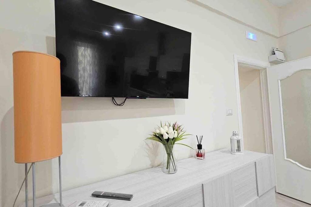 un soggiorno con TV a parete di Scala Paradiso ~ B&B Molfetta a Molfetta