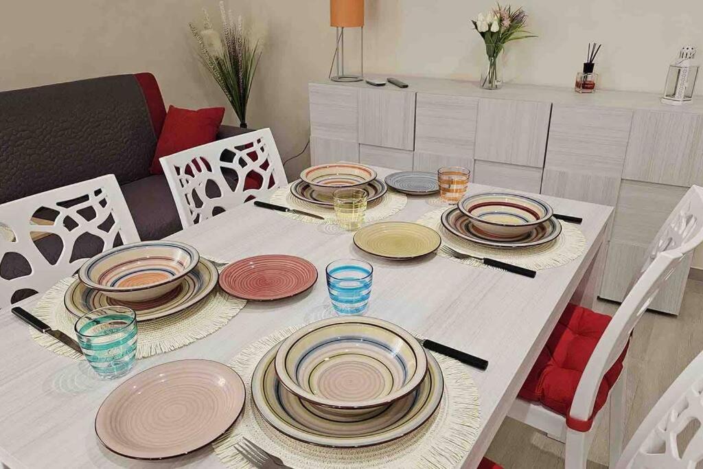 tavolo da pranzo con piatti e bicchieri di Scala Paradiso ~ B&B Molfetta a Molfetta