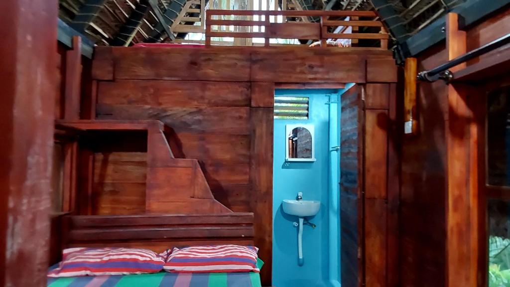 Palanda nebo palandy na pokoji v ubytování ULPATHA ECO LODGE