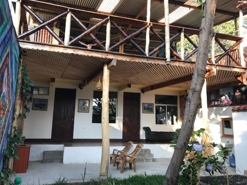 a patio of a house with a roof at Casa Josep H'i in Sololá