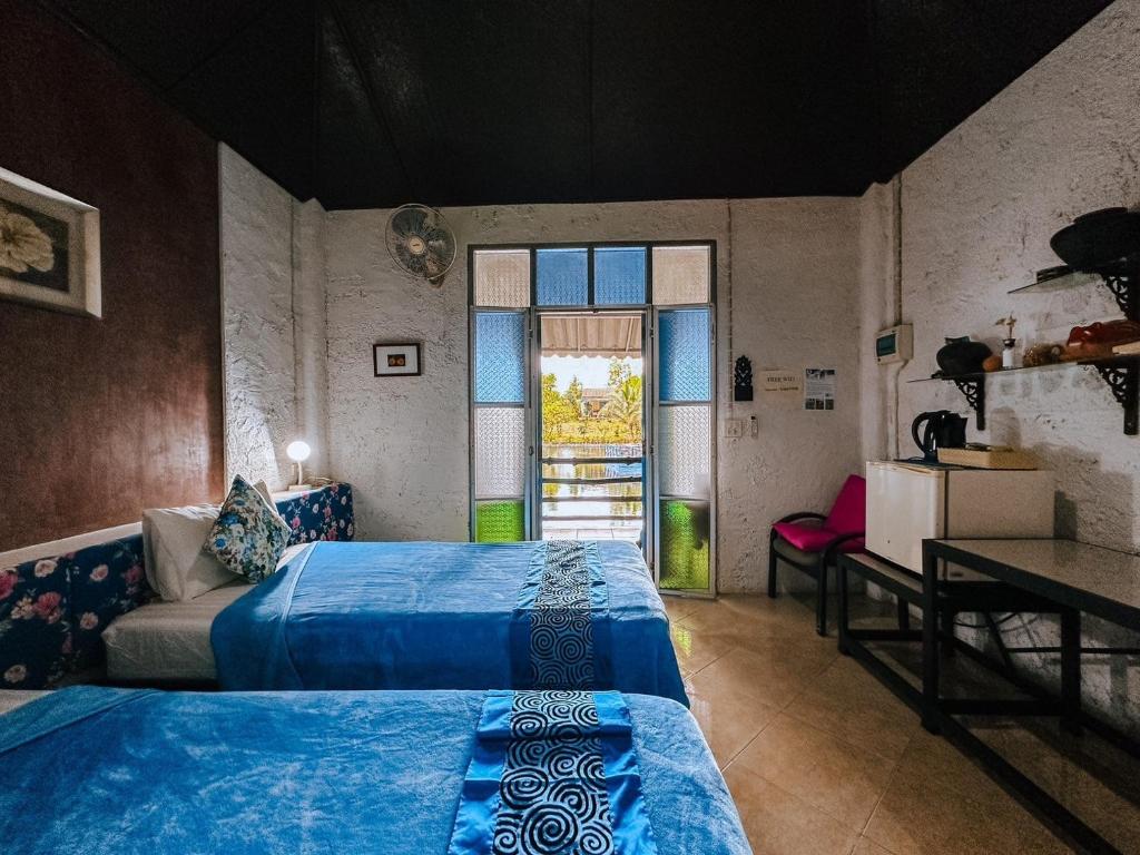 Postel nebo postele na pokoji v ubytování Baan Suanthip Homestay - Aoluek Natural Retreat