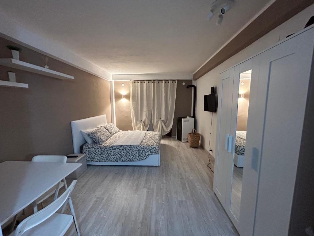 Kleines Zimmer mit einem Bett und einem Tisch in der Unterkunft La Piccola Dimora di Ovindoli in Ovindoli