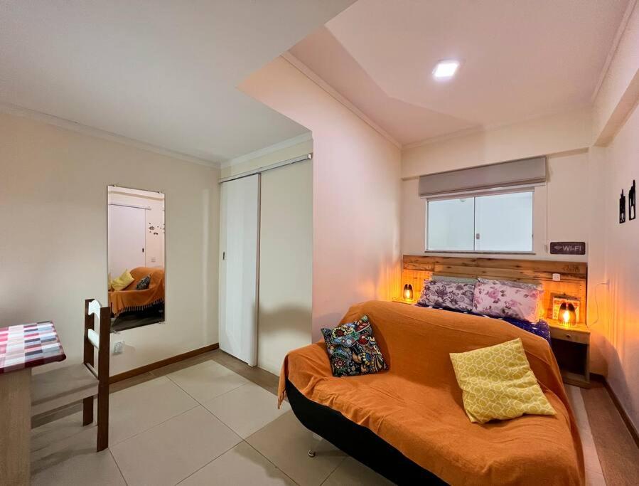 ein Schlafzimmer mit einem Bett und einem TV in der Unterkunft Centro da cidade, Teresópolis. Várzea. in Teresópolis