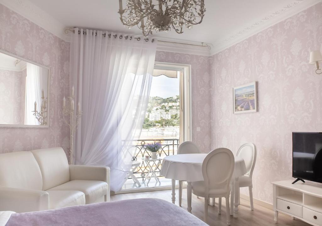 Palais Miramar Imperial Croisetteにあるテレビまたはエンターテインメントセンター