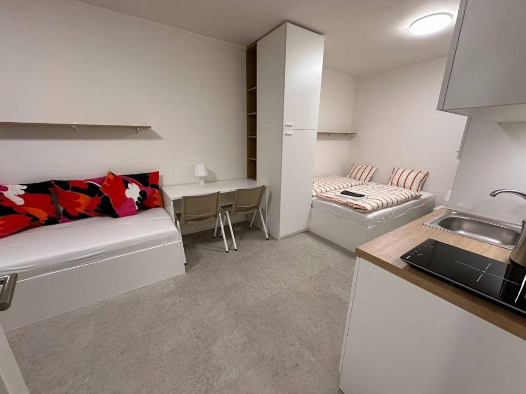 eine Küche mit einem Sofa und einem Tisch in einem Zimmer in der Unterkunft Bella Apartments Brno in Brünn