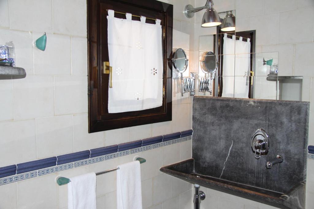 Koupelna v ubytování Hotel SPA Atxaspi