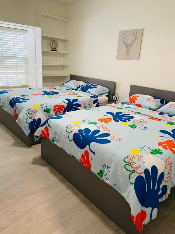 a bedroom with two beds with a comforter at Charming, Victoria in Naples