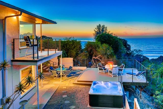 uma varanda de uma casa com vista para o oceano em Endless Vistas On The Cove Perfection - Spa, Pet-Friendly, Stunning Views, Large Parking & AC em San Diego