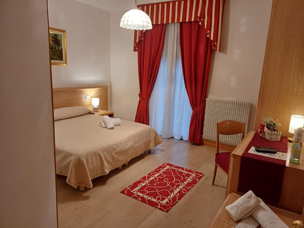 Postel nebo postele na pokoji v ubytování Albergo Dalla Mena