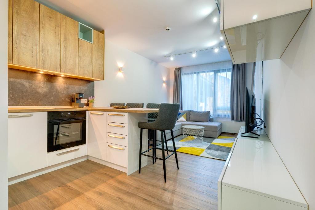 uma cozinha com uma secretária e uma cadeira num quarto em N.Joy Holiday Apartment 534 by Oak Residence em Smolyan