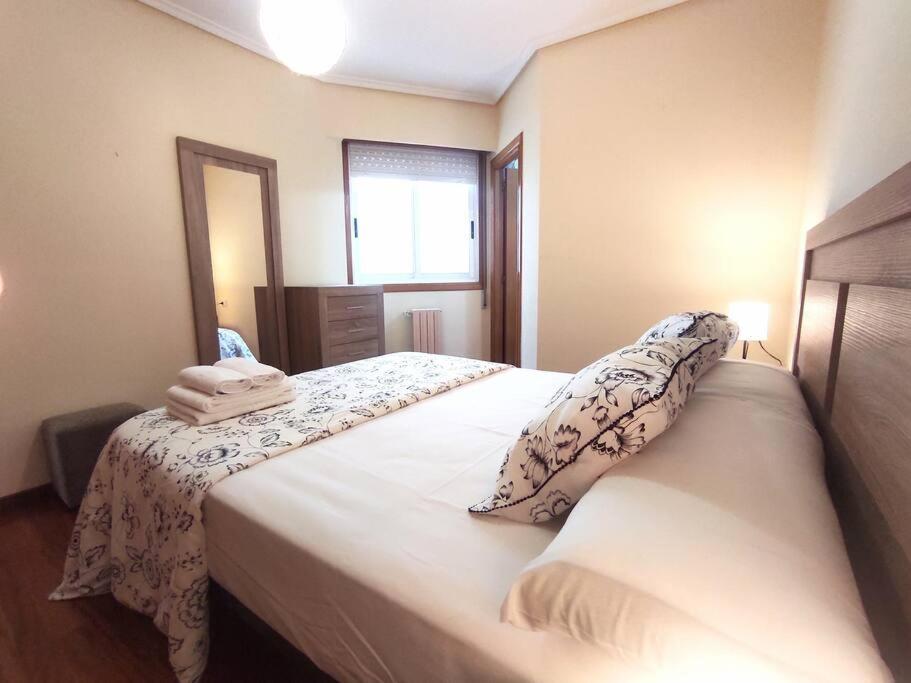 Säng eller sängar i ett rum på Espectaculares vistas Mirador Alameda con Garaje
