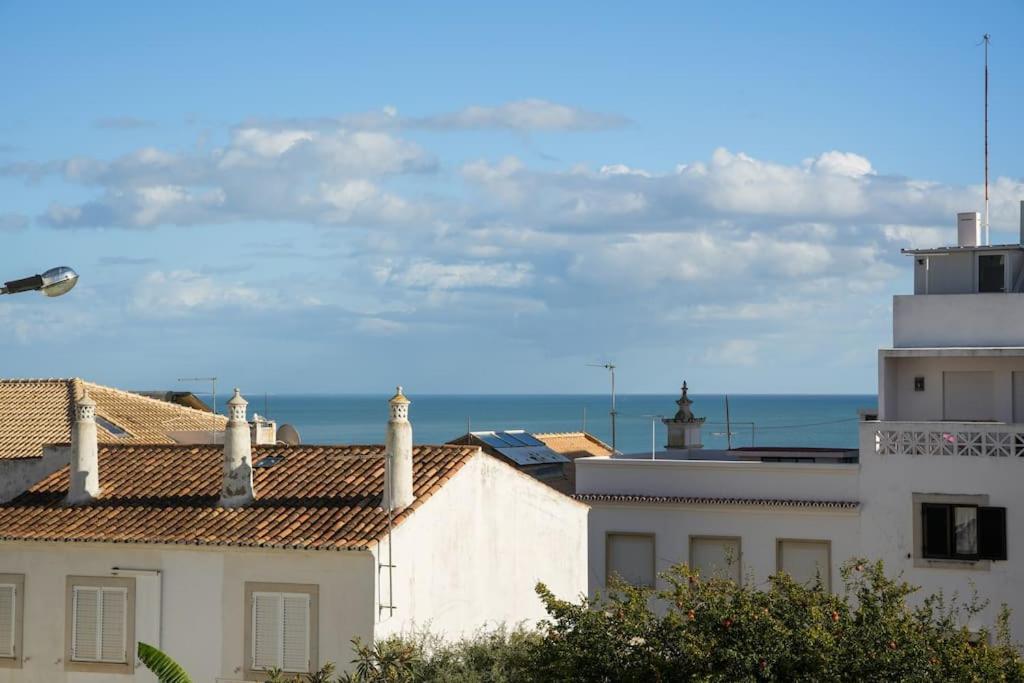 - une vue sur les toits des bâtiments et l'océan dans l'établissement Gyula Old Town Apartment, à Albufeira