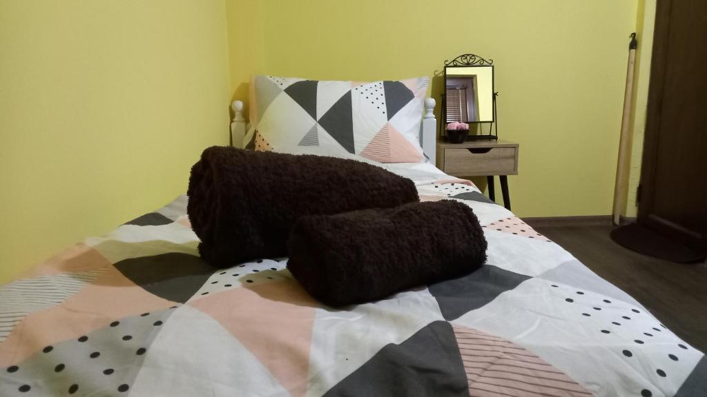 um quarto com uma cama com duas almofadas em Tinyhouse im Herzen von Varna em Varna City