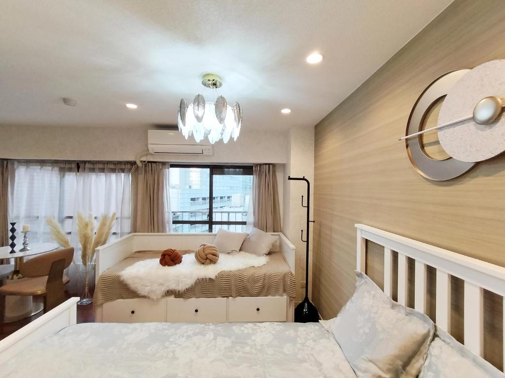 1 dormitorio con 1 cama con lámpara de araña en S13-Shibuya center 7 mins to Station, Max 4P涉谷最中心 涉谷站7分, en Tokio