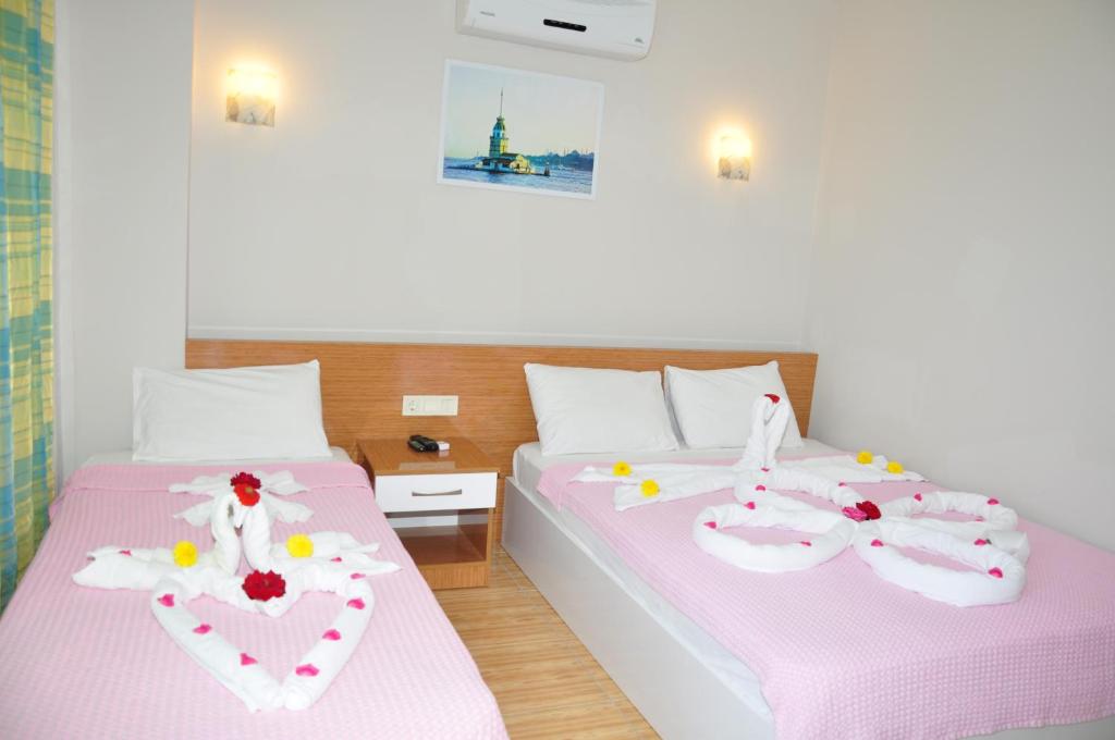 Postel nebo postele na pokoji v ubytování Önder Yıldız Hotel