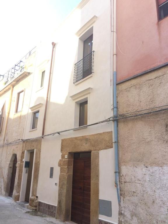 un bâtiment avec une porte sur son côté dans l'établissement Controvento B&B, à Marsala