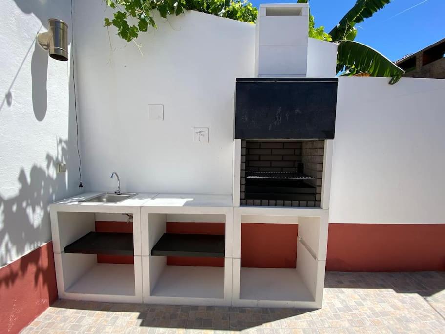 聖地亞哥－杜卡森的住宿－Casinha da Avó，墙上的白色柜台和水槽