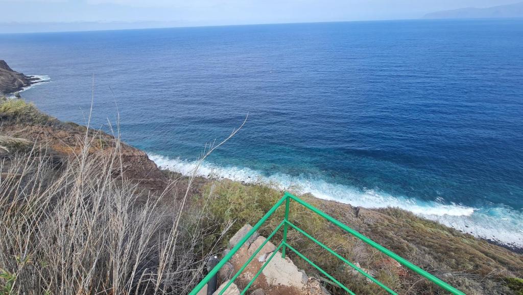 a view of the ocean from a cliff at Los Cerrajones: spectacular views from the cliff in Agulo