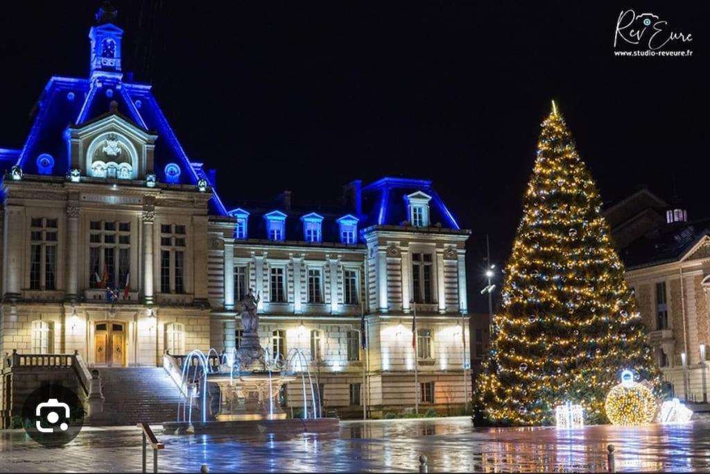 uma árvore de Natal em frente a um edifício em Apt Évreux 900m de la gare em Évreux