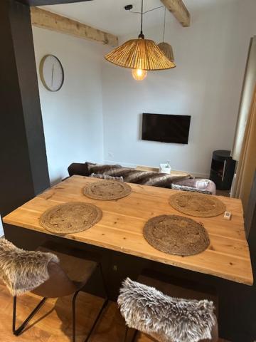 uma mesa de madeira numa sala de estar com um sofá em Les 100 Ciels Font-Romeu em Font Romeu Odeillo Via