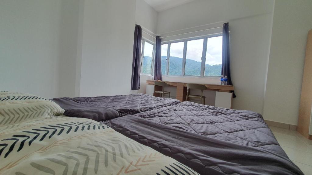sypialnia z łóżkiem, biurkiem i oknem w obiekcie Balcony Forest Lake Mountain w mieście Kampar